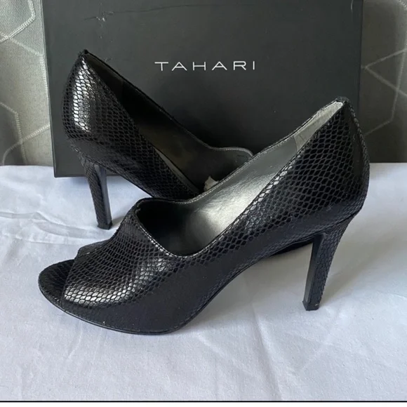 TAHARI - Gorgeous Black Leather Heels in a Size 7.5 Comfortable & Sexy -Peep Toe - Picture 1 of 8